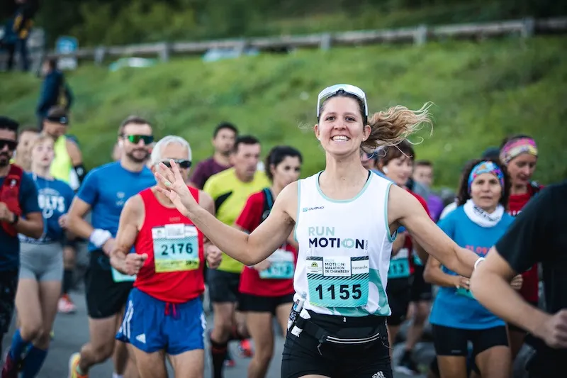 Loopster in een RunMotion-shirt aan de start van een wedstrijd