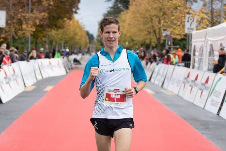 Guillaume Adam bij de finish van de Lausanne Marathon