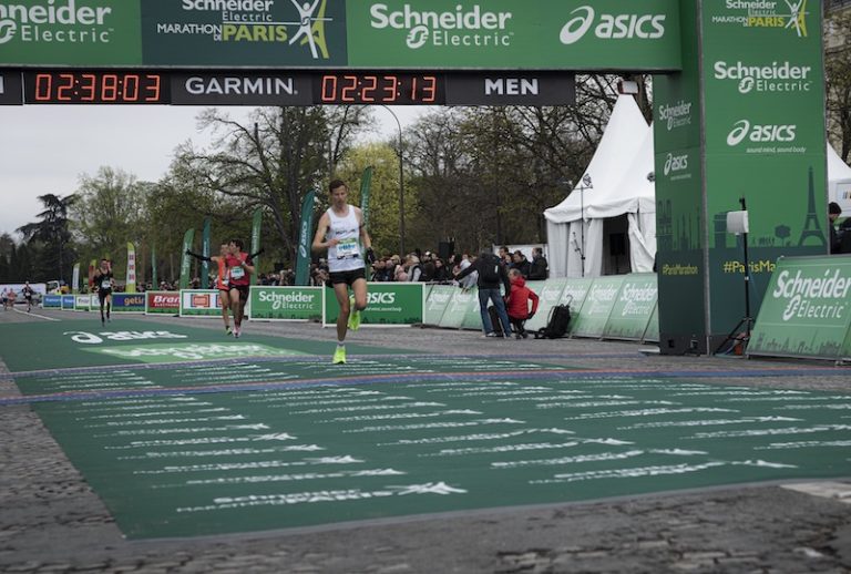 Guillaume Adam op de marathon van Parijs 2023, PR in 2:23