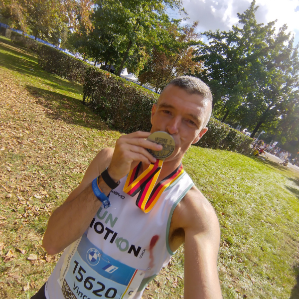 Vincent en zijn finisher medaille van de Berlin Marathon 2023