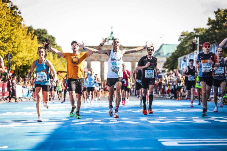 Vincent op de laatste meters van de Berlin Marathon, met de Brandenburger Tor op de achtergrond.