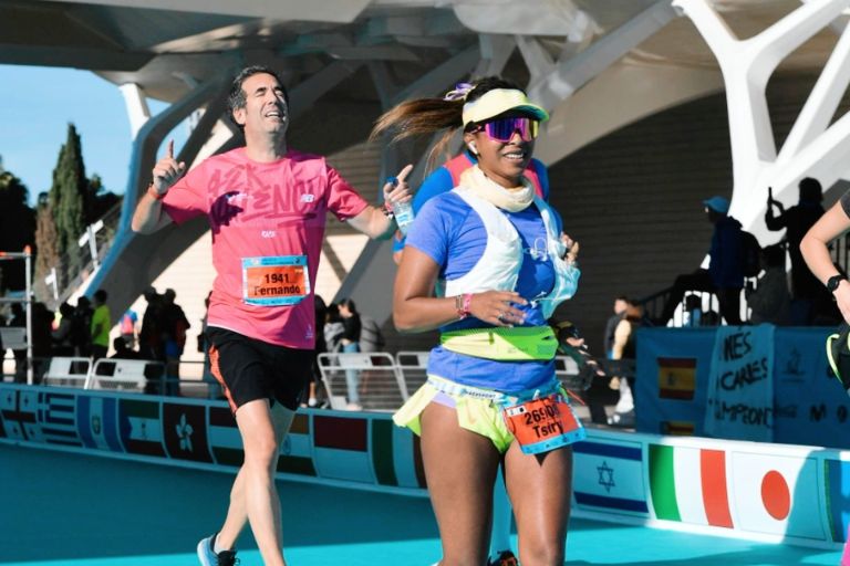 Tsiry op de finishlijn van de Marathon van Valencia