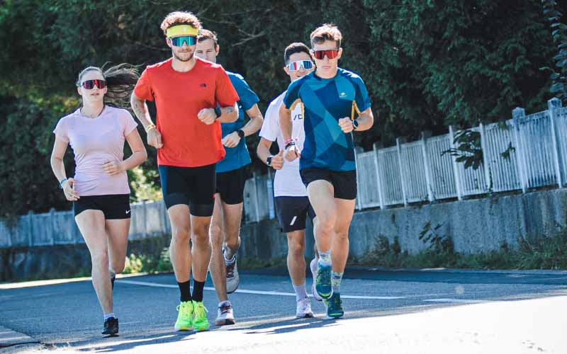 Hardloper traint blessurevrij met tips om hardloopblessures te voorkomen en sterk fit te lopen.