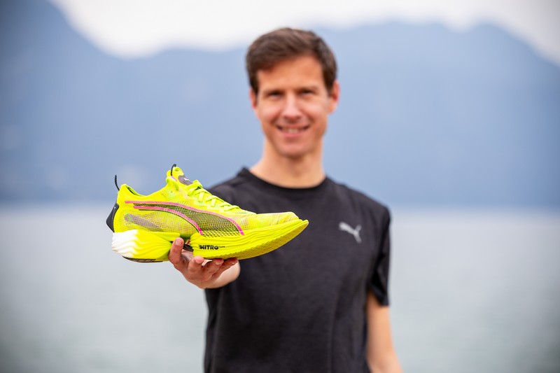 Hardloper vergelijkt hardloopschoenen met verschillende demping en drop voor betere prestaties tijdens training.