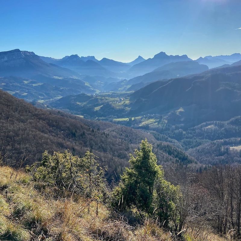 Hardloper op trailroute in Chambéry, met uitzicht op de mooiste vlakke en trailroutes.