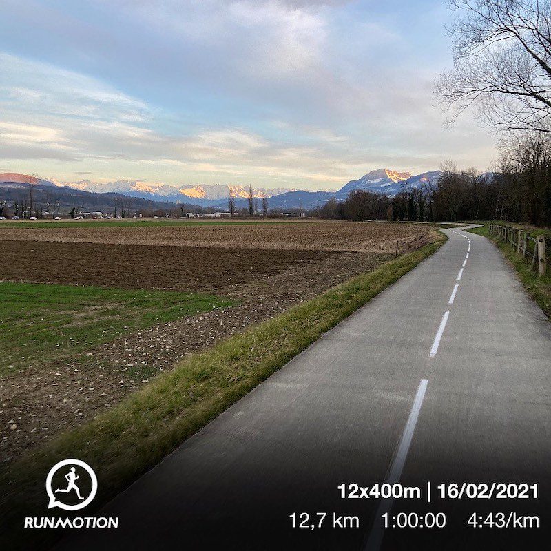 Hardloper op een vlakke wegroute in Chambéry, ideale training voor hardlopen en trailrunning.