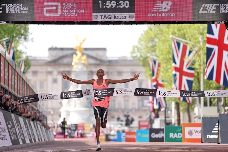 Sabastian Sawe finisht marathon in Londen in 1:59:30 en breekt de 2-uurgrens.