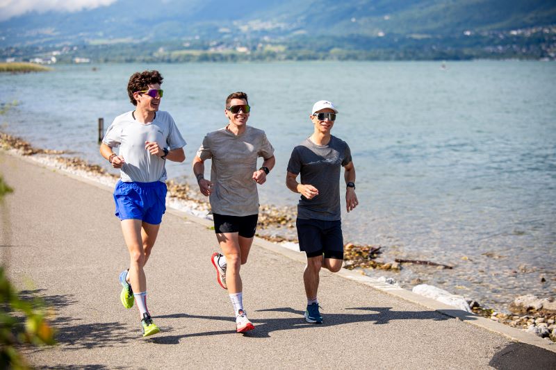 Hardloper plant startmoment voor hardloop- of trailtrainingsschema met duidelijke trainingsopbouw en timing.