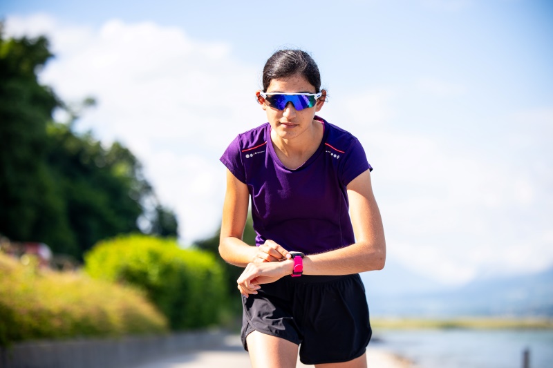 Hardloper plant startmoment voor hardloop- en trailtrainingsschema om trainingen perfect te spreiden.