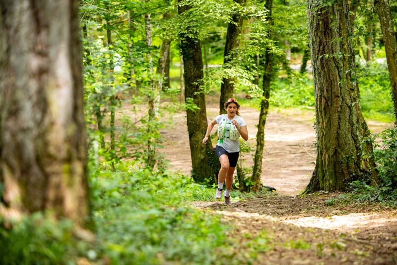 Hardloper plant het startmoment van een hardloop- of trailtrainingsschema voor optimale voorbereiding.