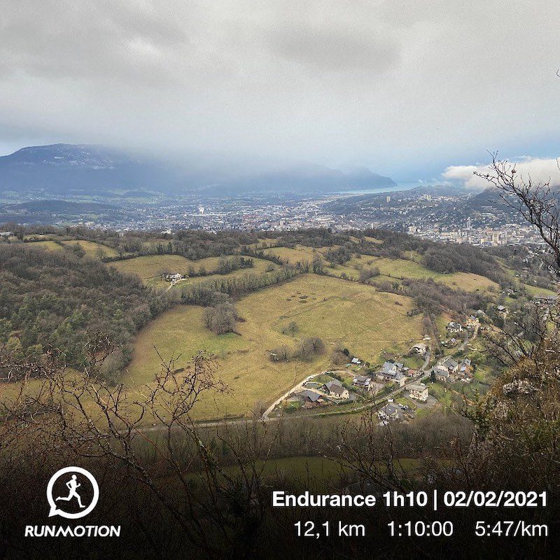 Trailrunner op de Croix de la Coche bij Chambéry, met uitzicht op bergpaden en route.