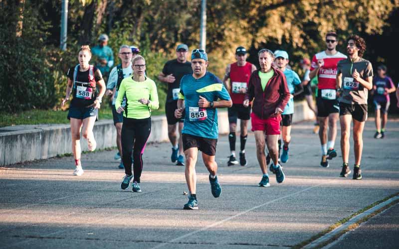 Loper doet warming-up oefeningen voor hardlopen om blessures te voorkomen en sterker te lopen.