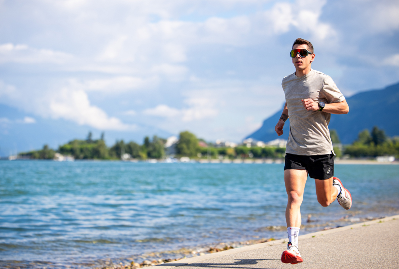 Hardloper traint intervallen om 5 km PR te verbeteren en sneller te lopen.