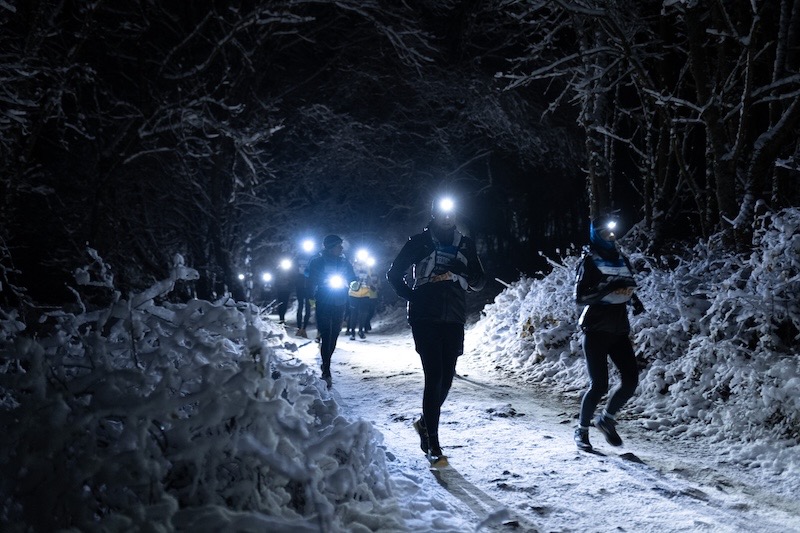 Hoofdlamp voor trailrunning en hardlopen met hoge lumens en lange autonomie in 2026.