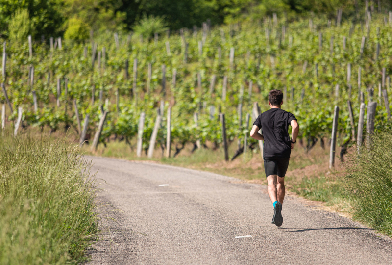 Loper traint voor eerste 5 km met 6 weken trainingsschema, tips en voedingsadvies.