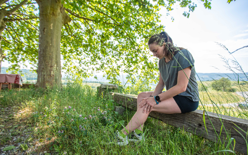 Hardloper herstelt van hardloopblessure met oefeningen voor sneller herstel en fit blijven.
