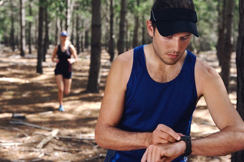 Hardloper gebruikt hartslagmeter en GPS tijdens training om tempo, afstand en hartslag slim te volgen.