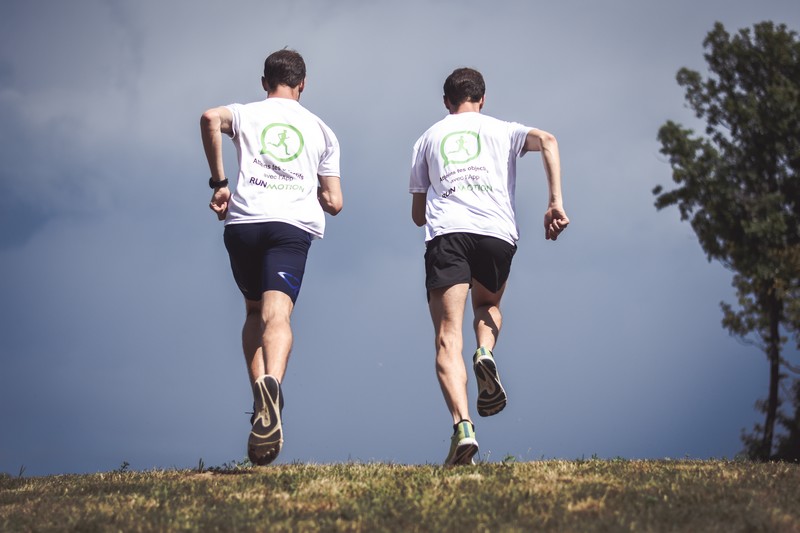 Hardloper doet heuvelsprints tijdens heuveltraining en zoekt het juiste tempo voor heuvelop lopen.