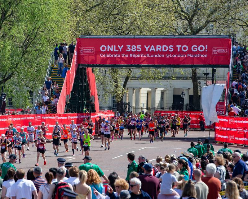 Loper schrijft zich in voor de Marathon van Londen met parcoursinfo en trainingsschema.