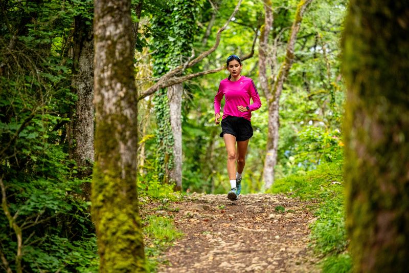 Trailrunner doet korte heuvelintervallen voor power en snelheid tijdens intensieve trailrunning training.