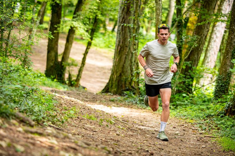 Trailrunner doet heuvelinterval training op steil pad om sneller te worden in trailrunning.