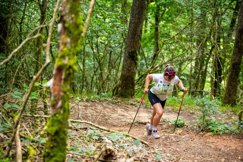 Trailrunner doet lange heuvelintervals in de natuur voor meer uithoudingsvermogen en snelheid.