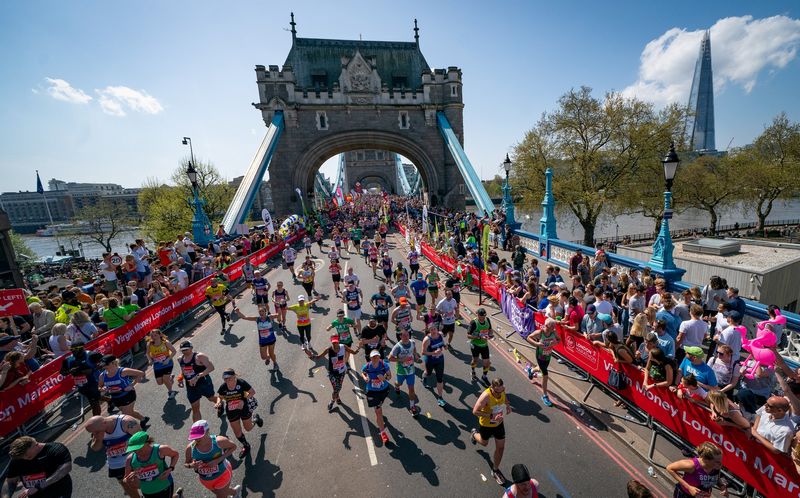 Loper tijdens de Marathon van Londen met focus op parcours, inschrijving en trainingsschema.