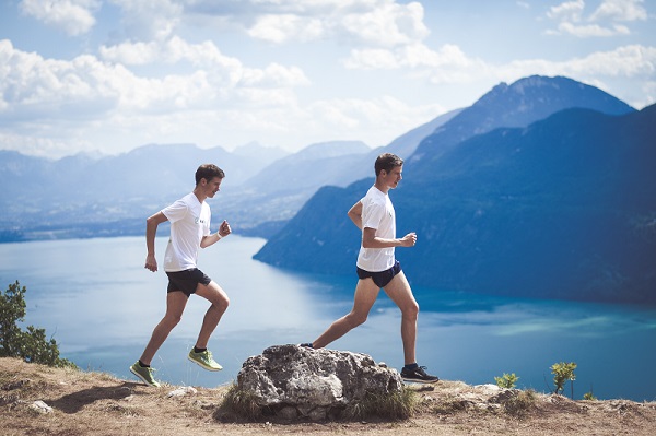 Hardloper volgt persoonlijk hardloopschema om sneller te worden op 10 km, halve marathon en marathon.
