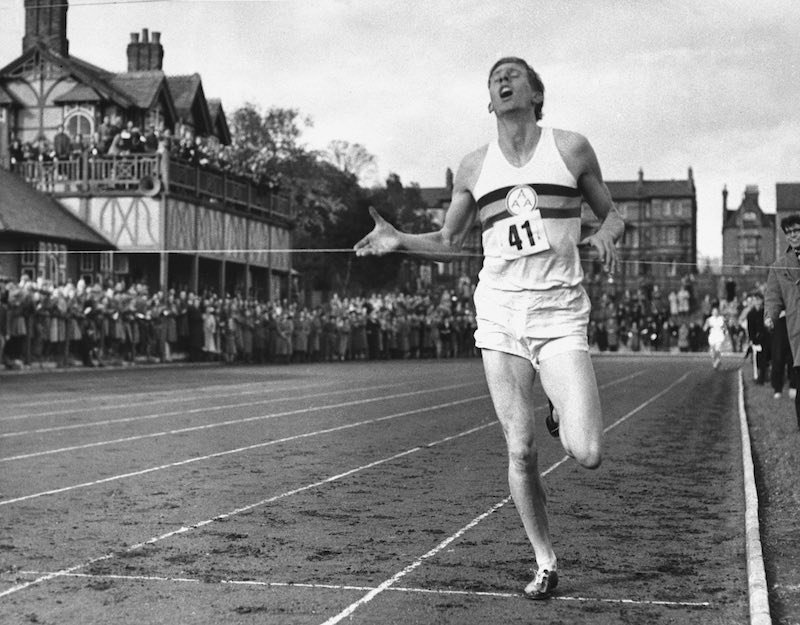 Roger Bannister viert de 4-minutenmijl en schrijft hardloopgeschiedenis op de atletiekbaan.