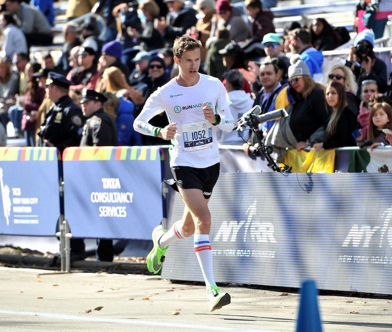 Hardloper traint voor marathon en trail met tips om sneller en langer te hardlopen.