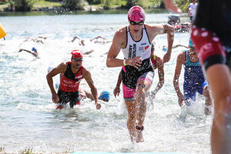 Beginnende triatleet traint zwemmen in het zwembad als startpunt voor triathlon na hardlopen.