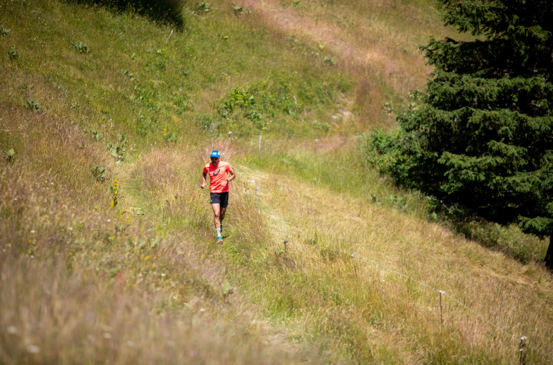 Trailrunner traint in de bergen en volgt zes veiligheidstips voor slimmer en veiliger trailrunning.