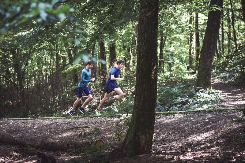 Trailrunner doet specifieke afdaaltraining om snelheid en uithouding te verbeteren op steile trails.