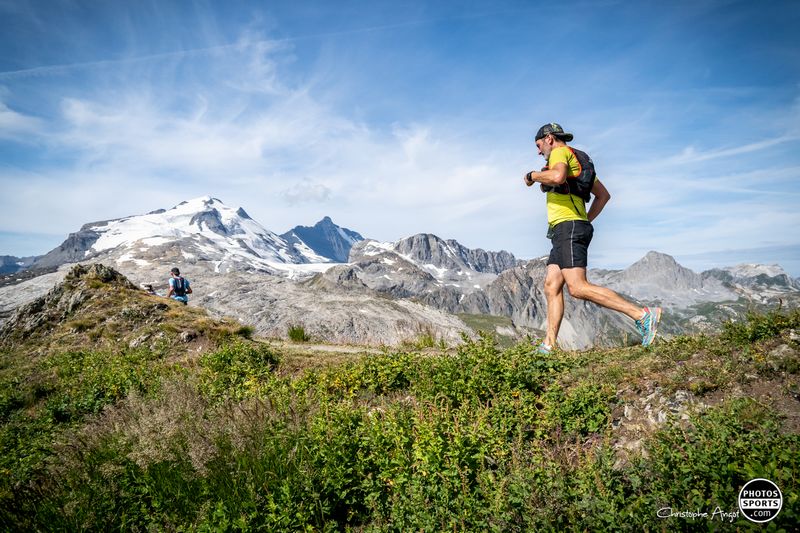 Trailrunner traint op heuvelachtig pad met tips voor meer snelheid en uithouding.