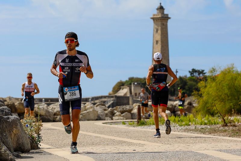 Hardloper die start met triathlontraining en zich voorbereidt op zwemmen, fietsen en hardlopen.