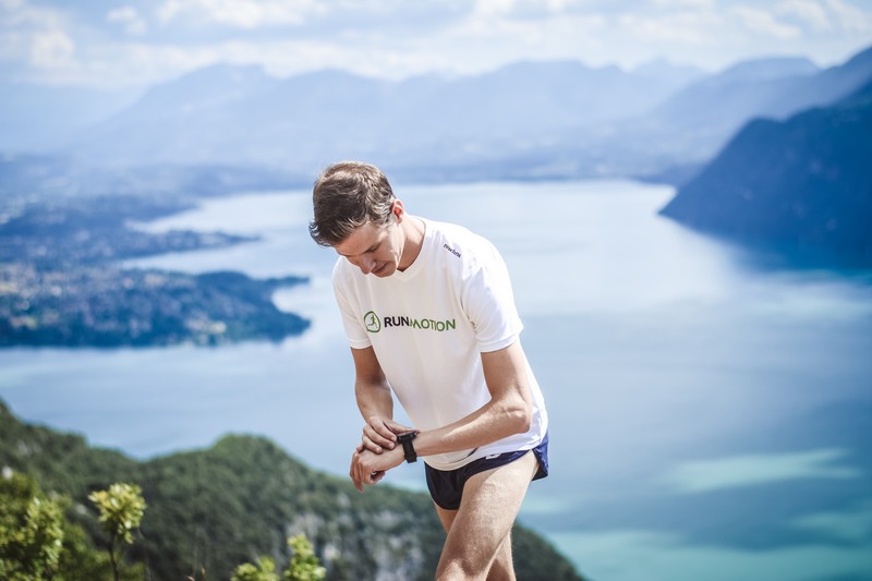 Hardloper varieert training met interval en rustige duurloop voor marathon en trail prestaties.