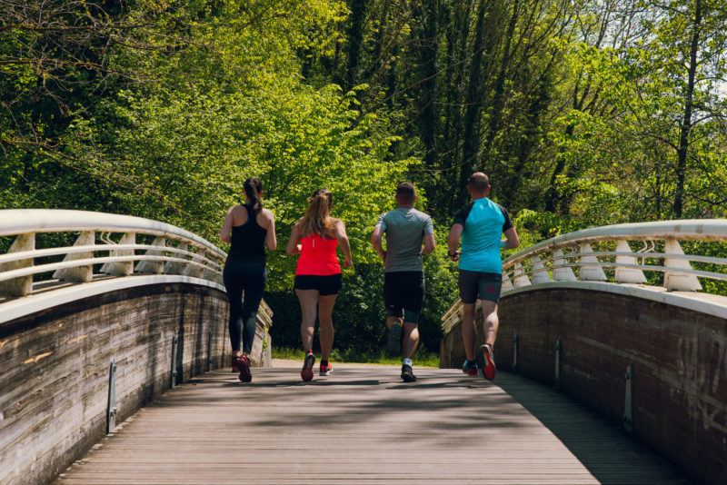 Hardloper tijdens Wereld Hardloopdag 2025, met focus op datum, oorsprong en meedoen.