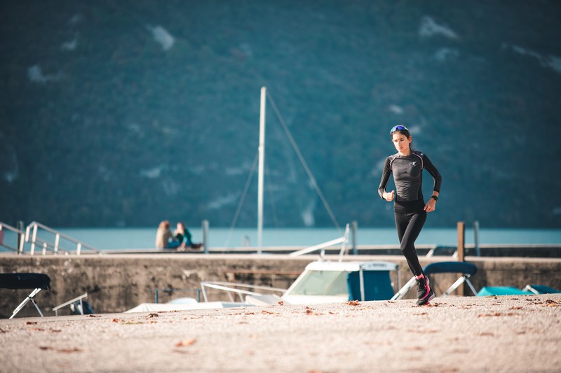 Hardloper traint slim met RunMotion Coach om het hele jaar af te vallen.