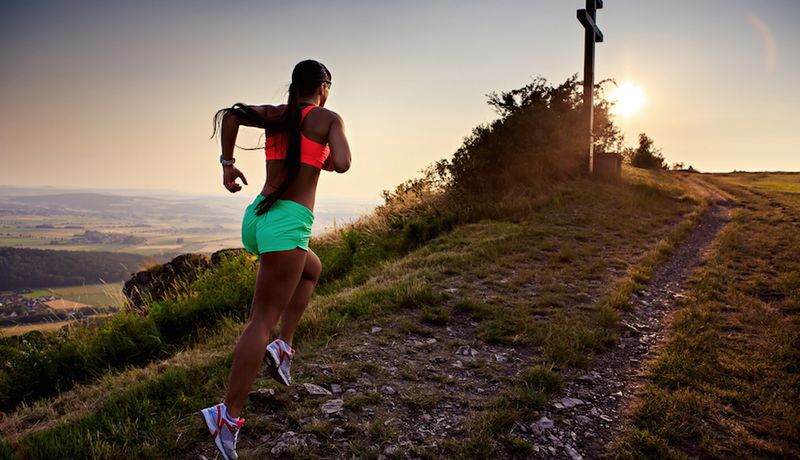 Berglandschap met trailrunner op ultra-trail route, inspiratie voor zwaarste ultratrails ter wereld.