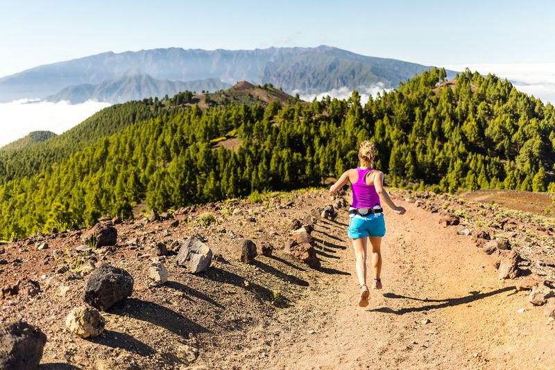 Loper op bergachtig ultratrailparcours, inspiratie voor zware ultratrails en pure endurance wereldwijd.