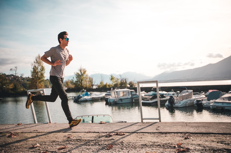 Hardloper volgt slim 12-weken trainingsschema om 10 km in 1:05 te lopen.