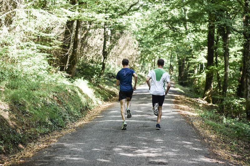 Loper traint voor 10 km onder 45 minuten met duurloop en vVO2max-intervallen.