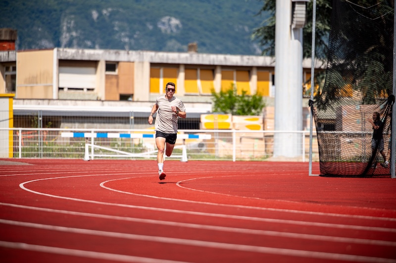 Loper volgt 12-weken trainingsschema om 10 km onder 40 minuten te lopen.