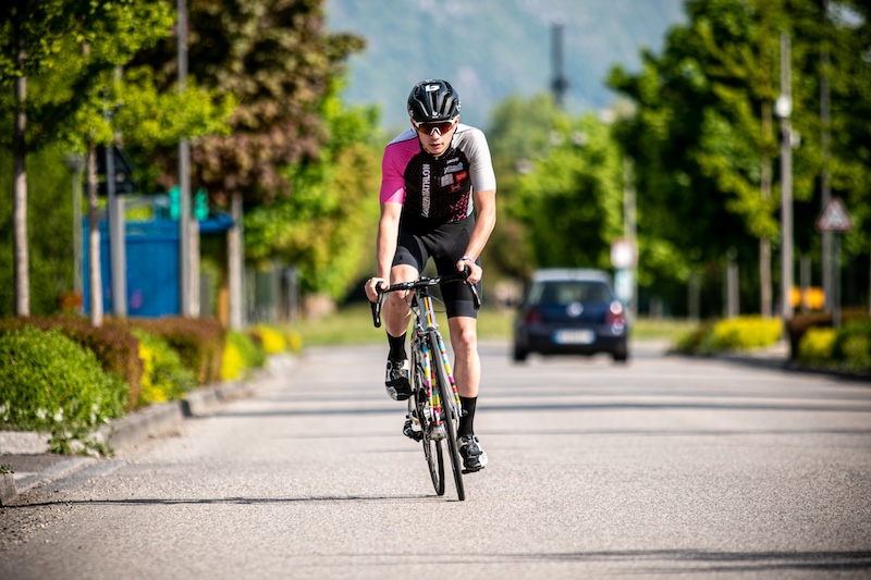 Atleet traint voor triathlon 70.3 half met 12 weken trainingsschema: zwemmen, fietsen en hardlopen.