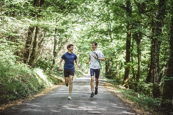 Hardloper tijdens training: vijf redenen waarom hardlopen je fitter, sterker en gelukkiger maakt.