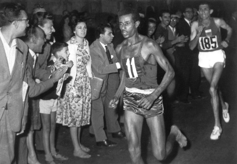 Abebe Bikila loopt een blotevoetenmarathon en schrijft olympische geschiedenis met historische hardloopprestatie.