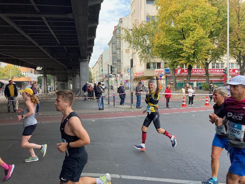 Stéphane finisht de Berlin Marathon in 3u52, inspirerend hardloopverhaal van 52 naar marathon.