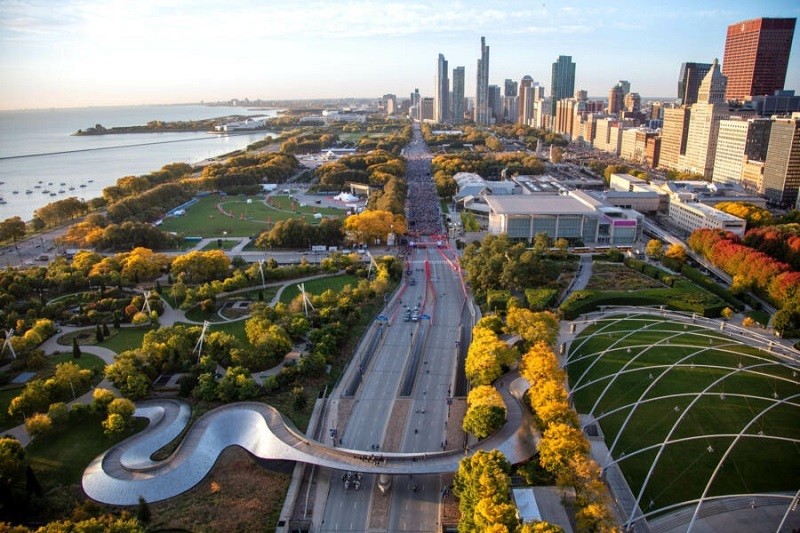 Lopers op het snelle Chicago Marathon Major-parcours, met stadssfeer langs de route en inschrijftips.