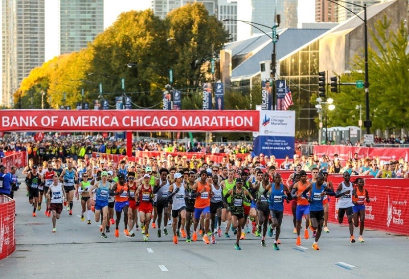 Loper op het razendsnelle Chicago Marathon Major-parcours, ideaal voor records, met sfeer en inschrijftips.