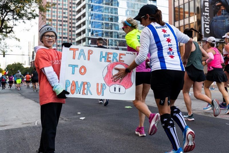 Lopers op het snelle Chicago Marathon Major-parcours met warme, energieke sfeer langs het publiek.